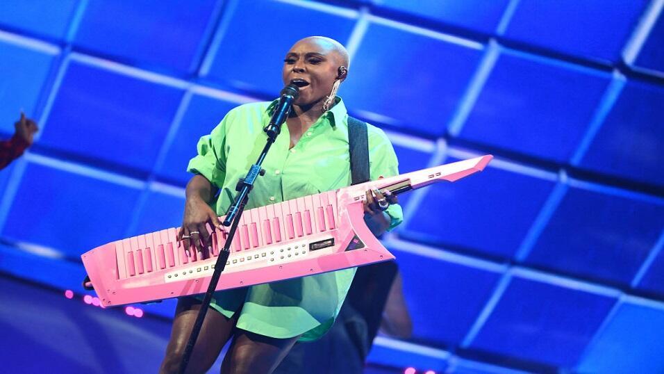Laura Mvula performing with Nile Rodgers